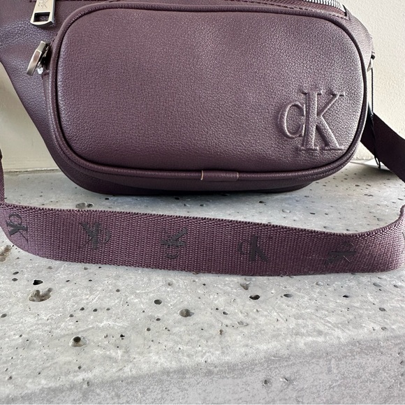 NWT Calvin Klein Ultralight Embossed Logo Belt Bag - Picture 11 of 14